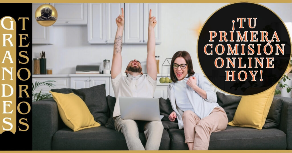 Pareja sentada en un sofa, celebrando su primera comisión Online